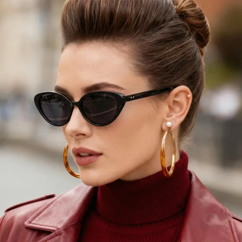 Sunglasses Cat Eye - リベット装飾のブラウンカラー、猫目型サングラス。レディース向け、ブランドデザイナーによるレトロなデザイン。UV400カット、紫色のレンズ。
