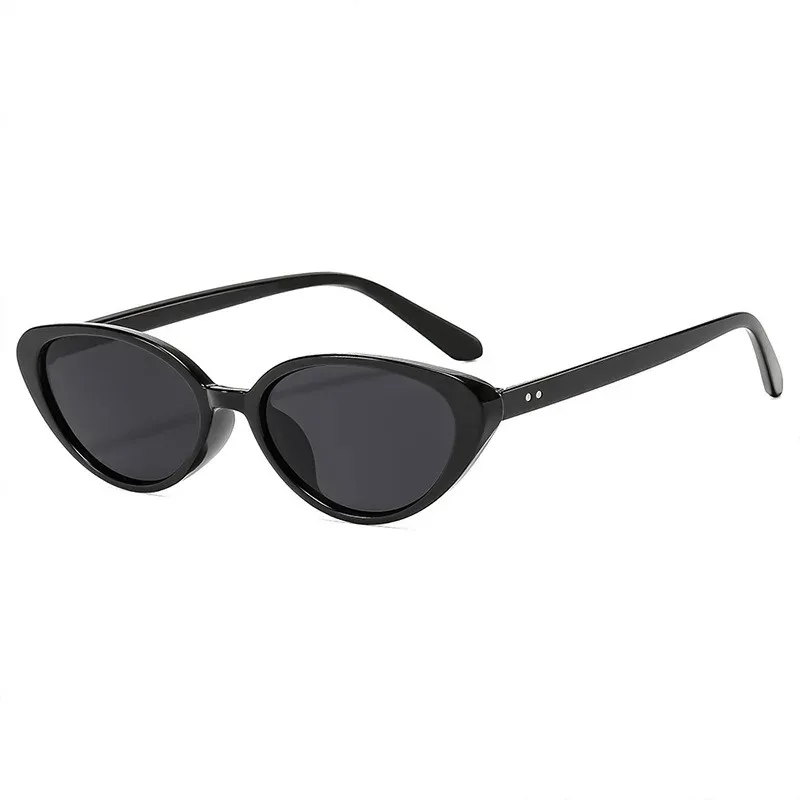 リベット装飾のブラウンカラー、猫目型サングラス。レディース向 - Sunglasses Cat Eye のレビューと価格
