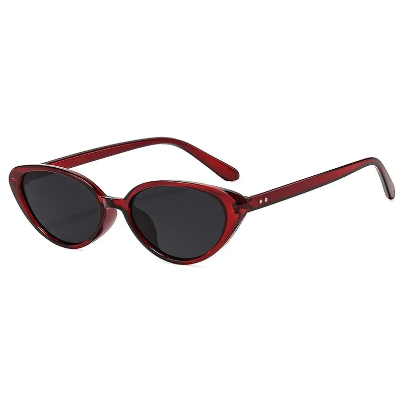 リベット装飾のブラウンカラー、猫目型サングラス。レディース向 - Sunglasses Cat Eye のレビューと価格