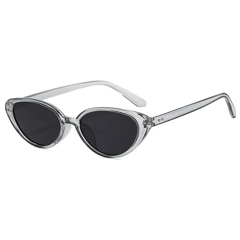 リベット装飾のブラウンカラー、猫目型サングラス。レディース向 - Sunglasses Cat Eye のレビューと価格